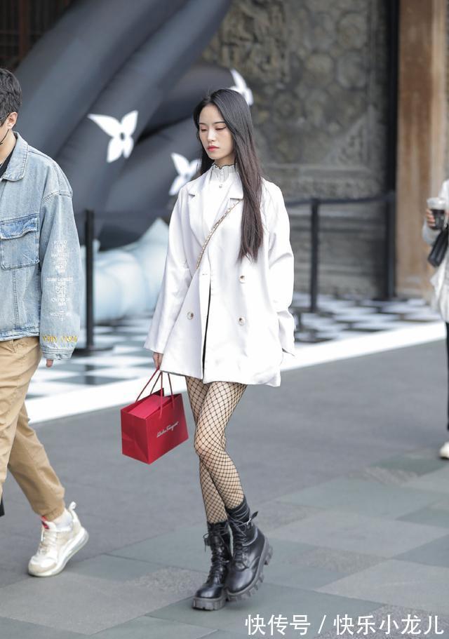 穿搭 学会放弃深沉的黑色,早春白色搭配更优雅,轻松变得更年轻