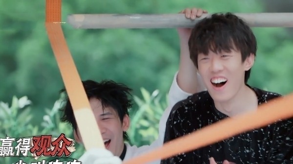 《密逃3》难度堪比“极挑”，邓伦再现高难度动作，转体180度