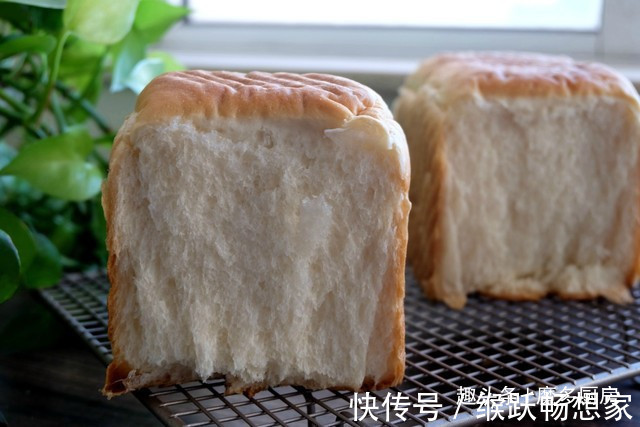这个面包配方好，牛奶、黄油、鸡蛋全不放，一次发酵，香软又健康