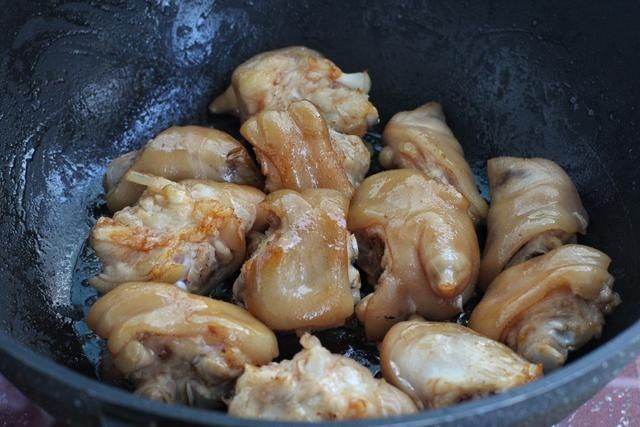 猪蹄这样做真叫一个香，色泽红润软烂入味，健康营养胶原蛋白满满