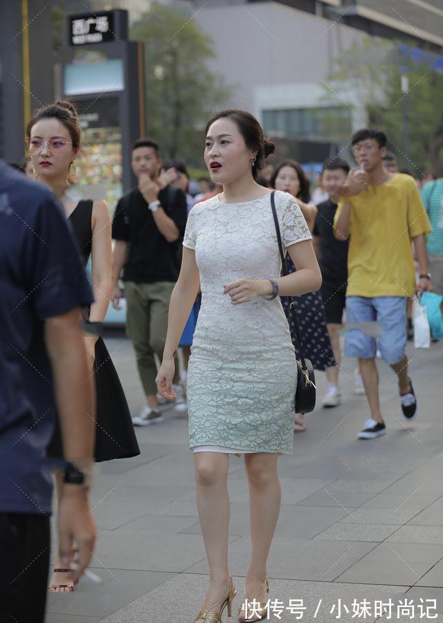 女人味儿|渐变蕾丝连衣裙搭配金色高跟鞋,清爽修身,尽显迷人气质