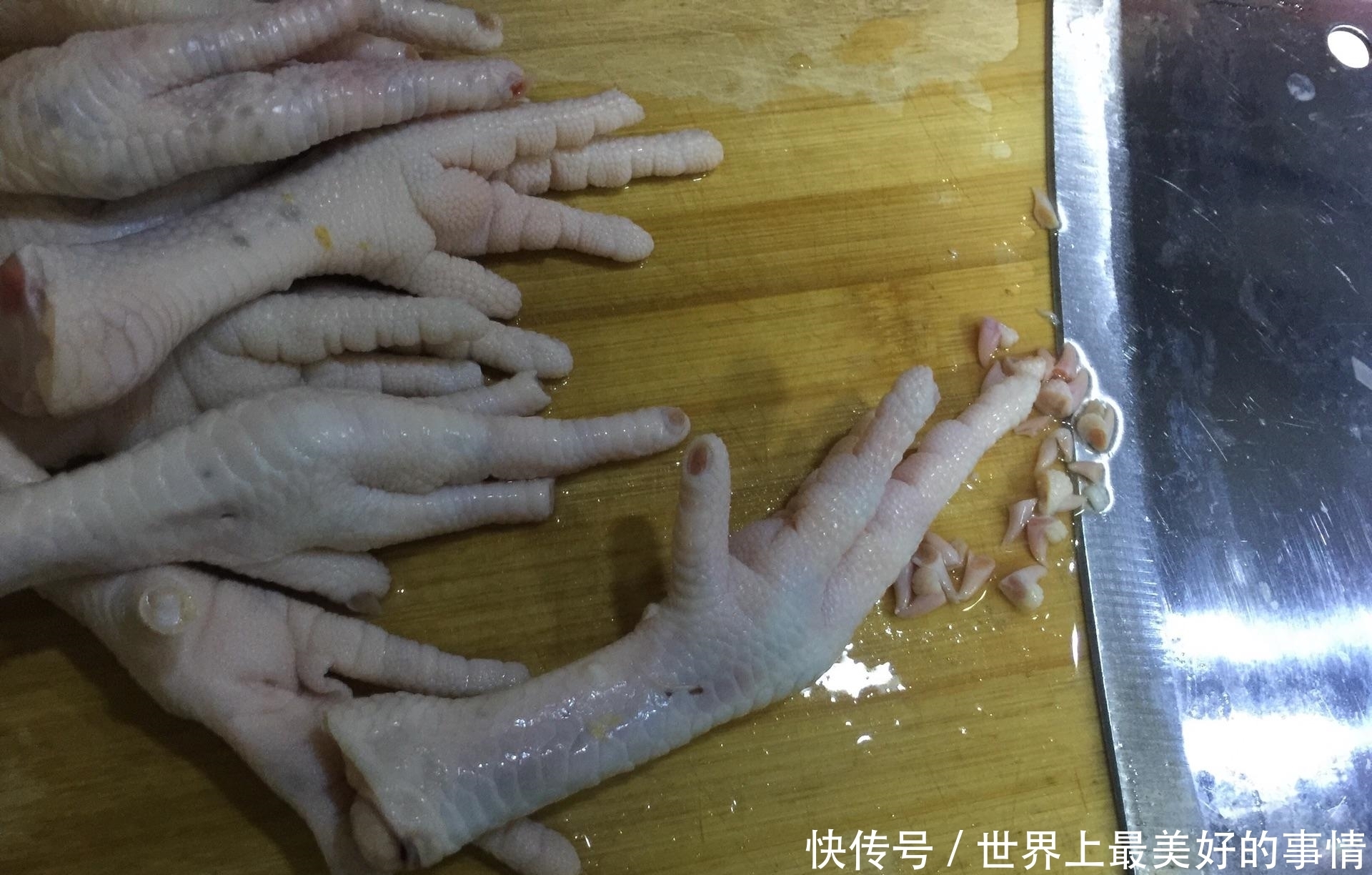 超简单又下饭的爽口凤爪,香辣开胃,一口接着一口停不下来了