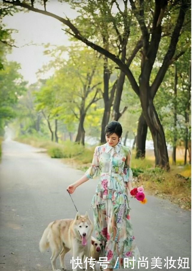 浪漫|周涛这回造型美出圈了,一袭印花连衣裙气质浪漫,减龄10岁不止