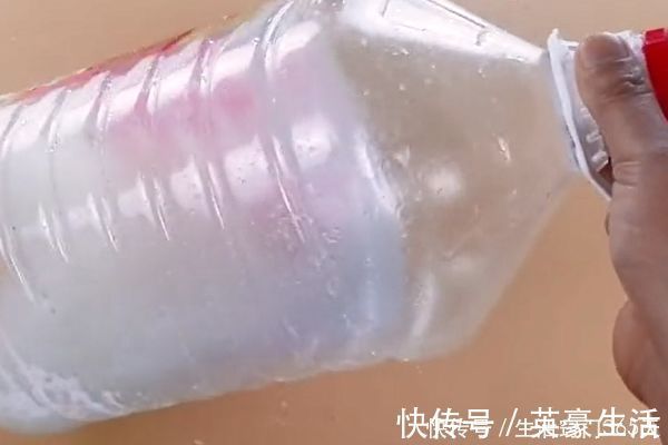 淘米|油腻腻的空油桶不用洗，只需要加点它晃一晃，油渍轻松洗干净！