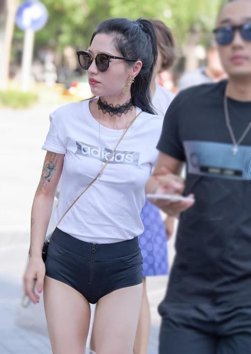 这个身材还好吗还是因为穿黑色衣服,所以显身材啊