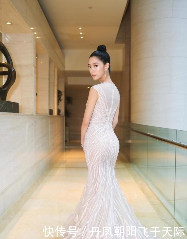 礼裙|克拉拉真是“人间理想”,S型身材还穿这么紧的礼裙,有被惊艳到