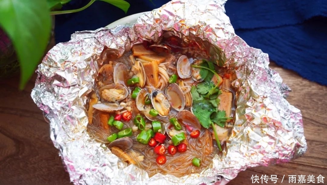 不愧是逛夜市必点小吃,香辣爽口,鲜美十足,好吃到舔壳!