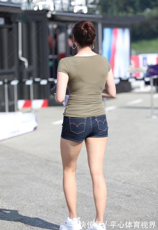 短袖 时尚街拍:简单大方的穿搭,绿色短袖搭配短裤穿出成熟经典感