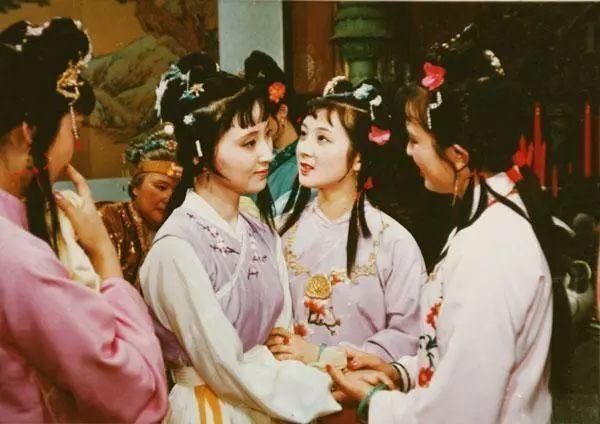 热热闹闹|林黛玉进贾府那天,看似热热闹闹,背后却隐藏着冷冰冰的心机