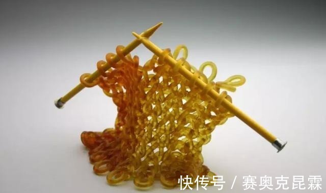 色彩#她是用玻璃雕塑“织毛衣”的第一人,这质感极其逼真!手太牛逼了