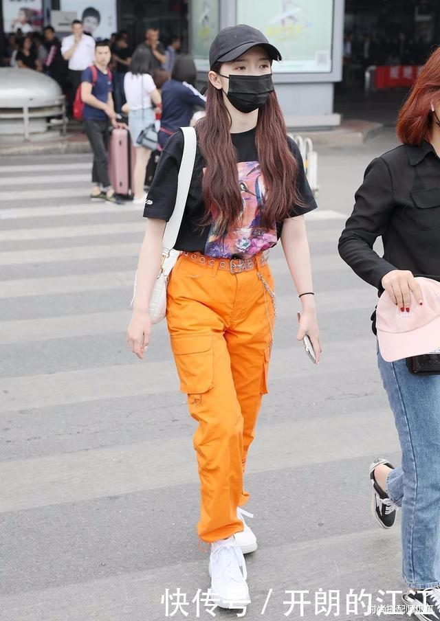 小黑裤已过时，今年流行“灯笼裤”，适合中年女人，确实减龄美