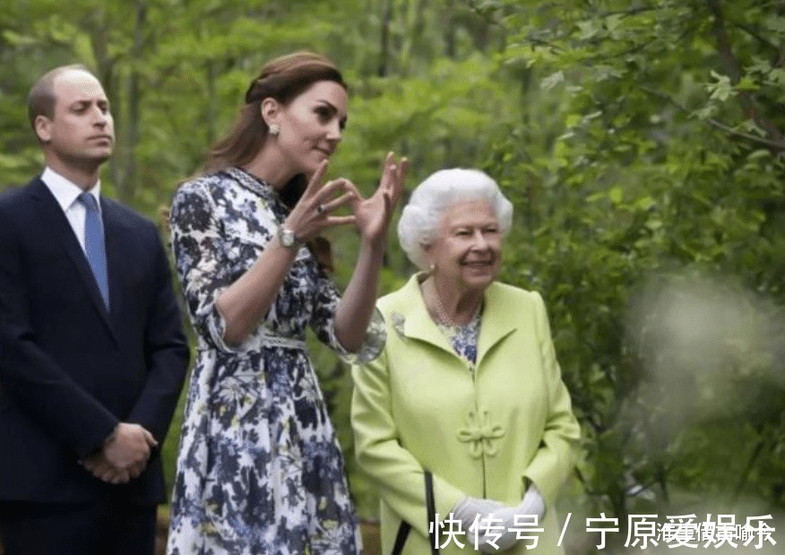 凯特 莱后和凯特同穿蓝色印花裙一个裙子太松垮显胖，另一个活泼娇媚