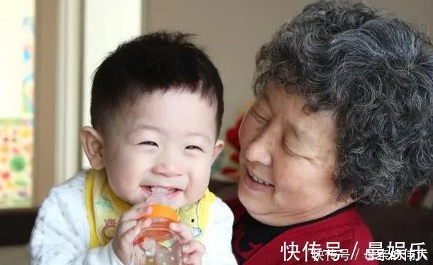 父母|“倒班式”带娃成为新潮流,老人与父母职责分明,好处的确有不少