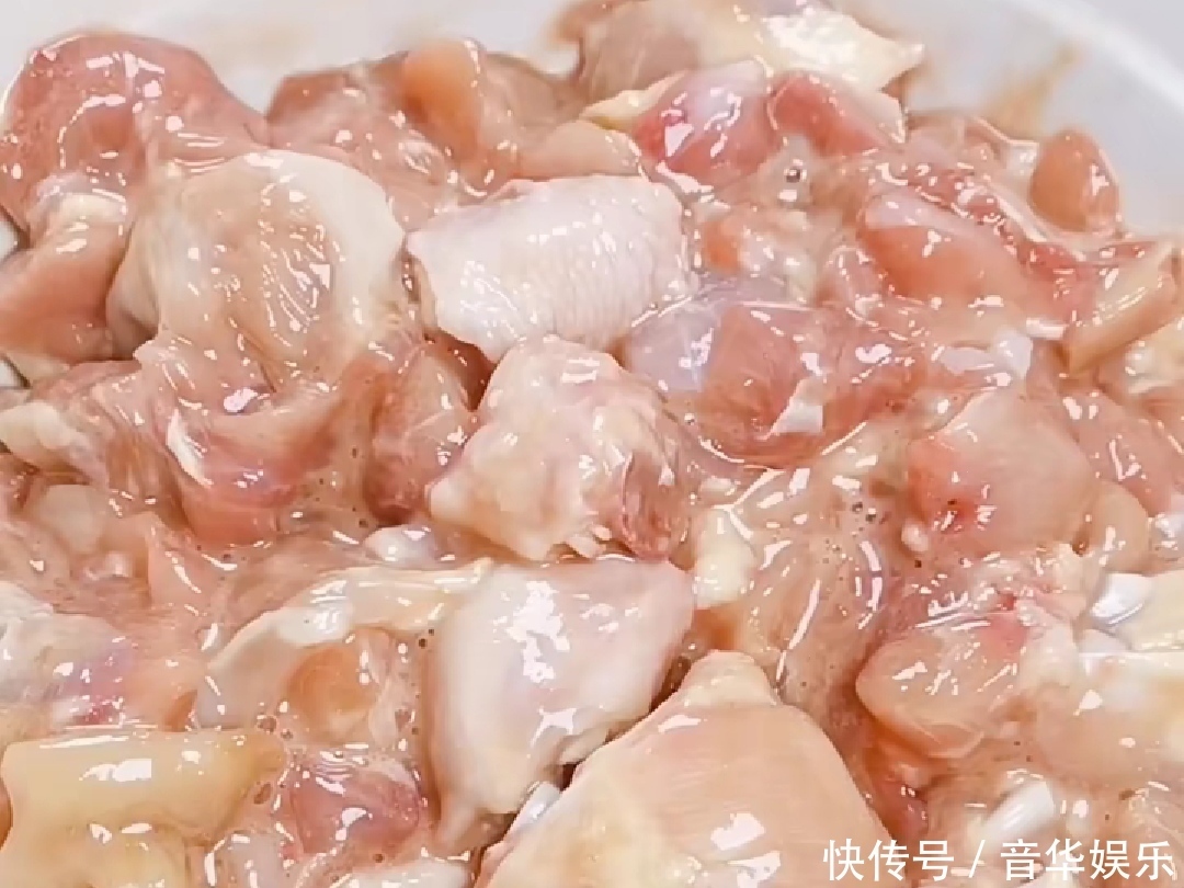 用两个大鸡腿，再加一个鸡蛋，做出的辣子鸡丁鲜嫩可口