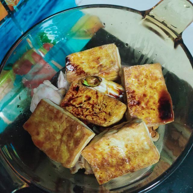 煎豆腐卤鸡翅根，豆腐吸饱了汤汁，满屋子都是香味