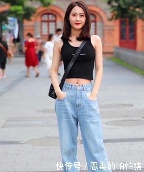 美女|街拍美女：身材高挑的小姐姐，简单搭配吊带裙，充满潇洒活力！