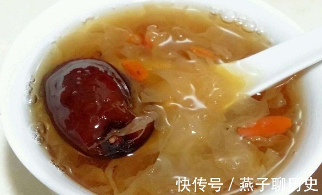 煮银耳只会剪碎可不行，牢记2点小窍门，20分钟出胶，黏稠感好