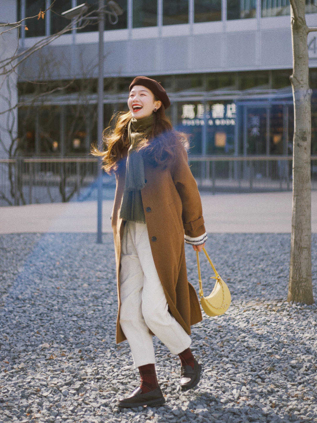 烟管裤|今年秋冬,有种穿法叫“大衣+裤子”火了,上身后没想到那么气质