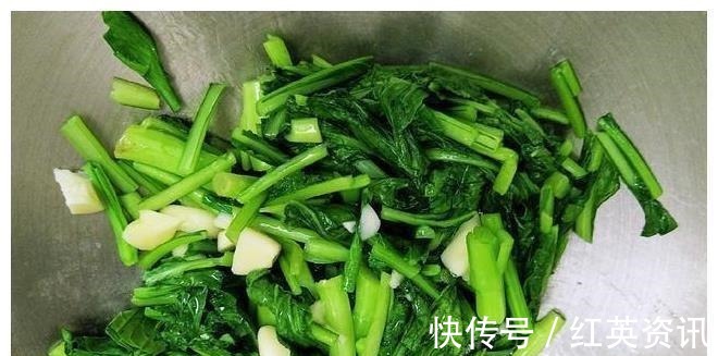 不管炒什么青菜,掌握1个小技巧,菜叶绿得发亮,不变黑