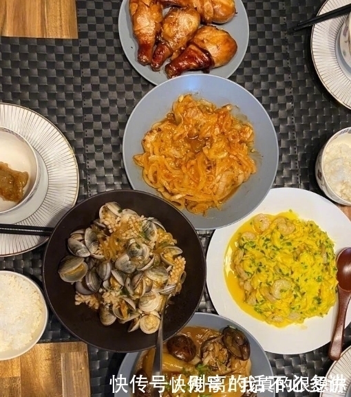 厨艺|王祖蓝晒全家福庆父亲节,还下厨给李亚男做美食,夫妻俩热吻甜齁