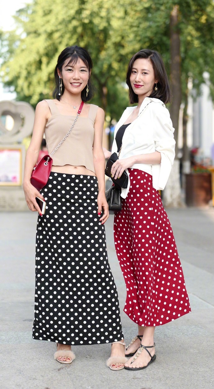 女神|将头发高高扎起的小姐姐,连衣裙配精致包包,尽显时尚女神气息