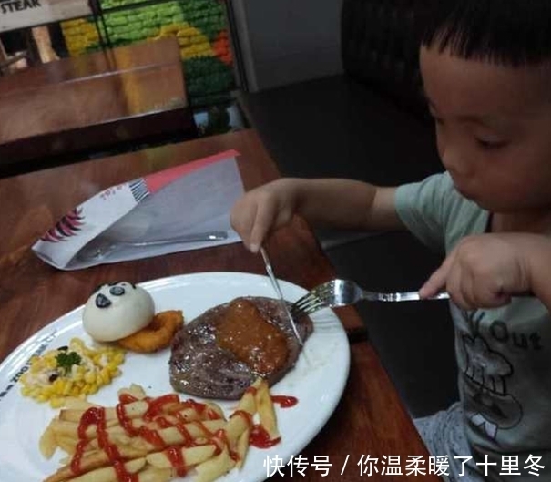 儿子|夫妻带儿子吃牛排,当被问要几分熟时,儿子的回答让人笑喷