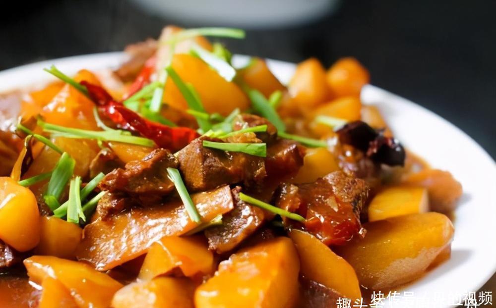 面含|炖牛肉放什么调料?牢记这3种,牛肉软烂入味又多汁,收藏了