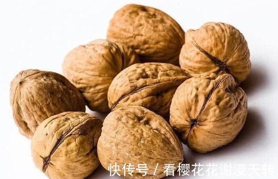 补脑|吃核桃的妙用一览，两类人平时尽量不要食用核桃，你在其中吗