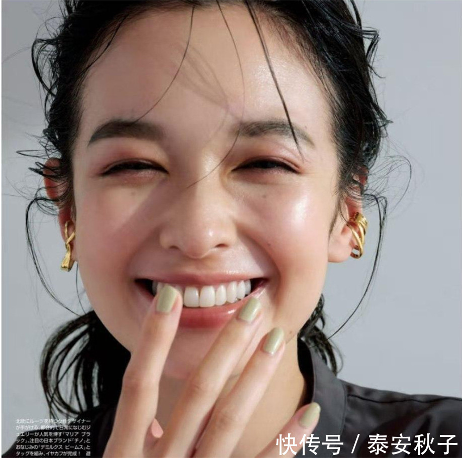 女人|爱笑的女人最好命！瞧美女博主的“治愈系穿搭”：优雅又迷人！