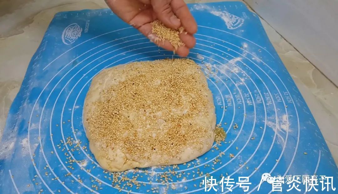 保鲜膜|在家自制烙饼做法，掌握佩服技巧，全家老少都爱吃，真的太好吃了