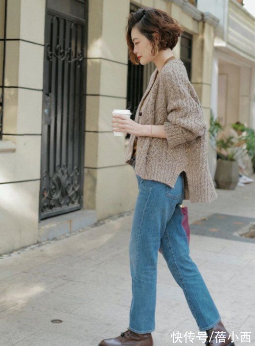 v领 穿毛衣,不一定要配半身裙才好看,学时髦精搭配裤子更时髦上档次