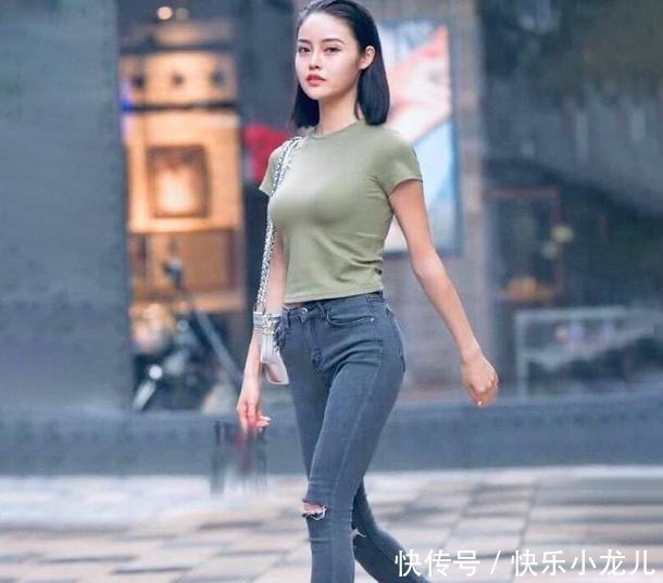 穿搭牛仔裤独特优雅,充满了美丽的曲线,特别迷人