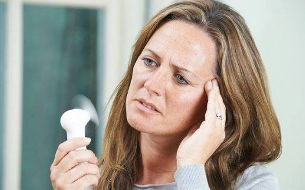 不适感|女性45岁后，睡前吃3种维生素，稳定雌激素，安度更年期更长寿