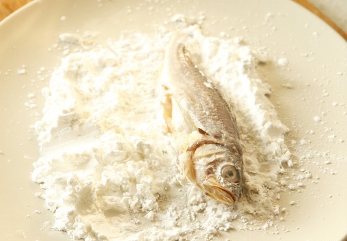 炸小黄花鱼怎么酥脆,五星级大厨教一个小秘方,连鱼刺都可以吃了