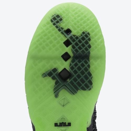 詹姆斯招牌快攻灌篮灵感！Nike LeBron 18 “ Dunkman ” 官图释出！