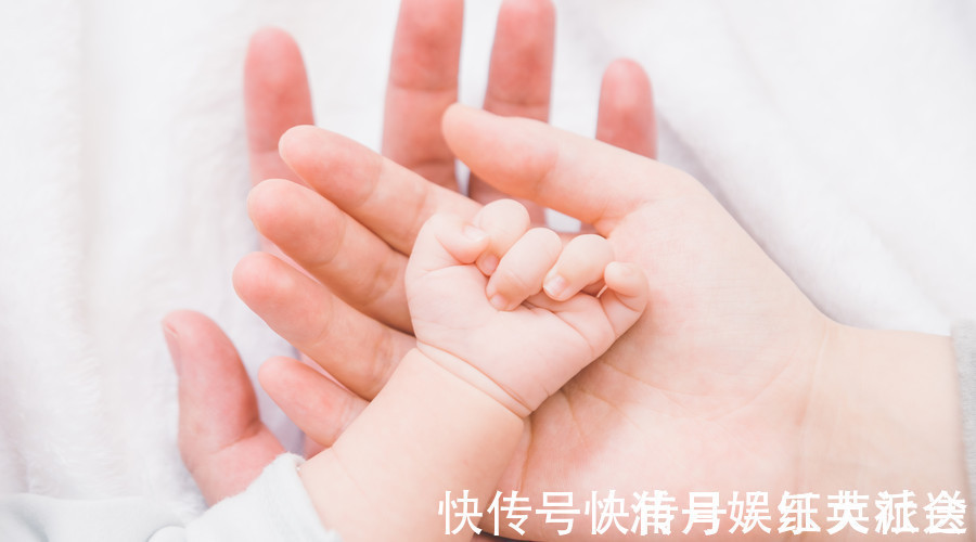 关玲|宝宝握拳头、挥手是为何这五种“暗语”需了解,帮助宝妈读懂娃
