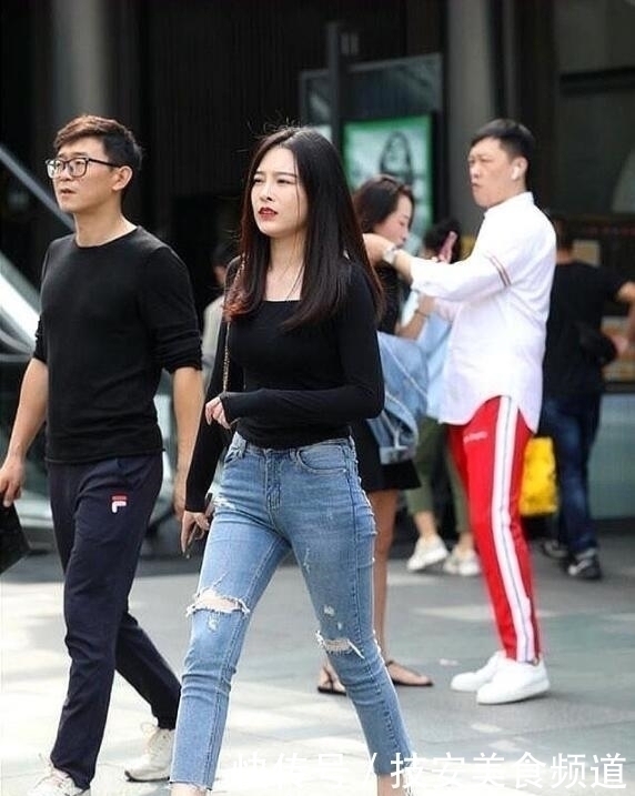牛仔裤|时尚街拍,鲜艳的紧身露脐T恤衫,搭配牛仔裤,演绎性感美