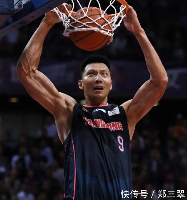 nb王治郅VS易建联,谁是中国最好的大前锋?8项荣誉对比,一目了然