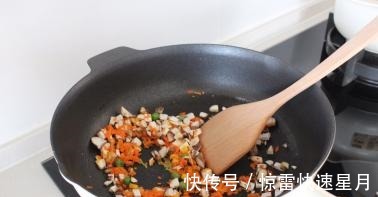 炒饭也能做的很好吃，食材丰富，孩子也喜欢！