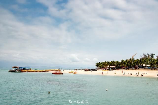 三亚湾上的美丽小岛，至今仍有渔民居住，当地话和闽南语相似