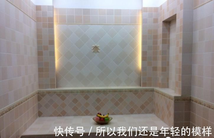 地爬墙|卫生间贴瓷砖,老公硬要做个“地爬墙”,完工后我看愣了,太美了