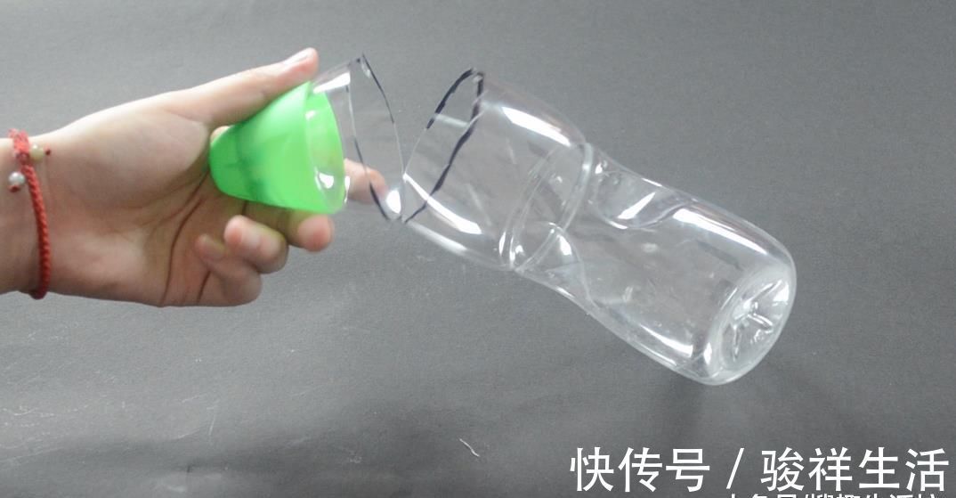 家家户户|塑料瓶别再丢了, 剪几刀, 放在厨房有大用处, 家家户户都用得到