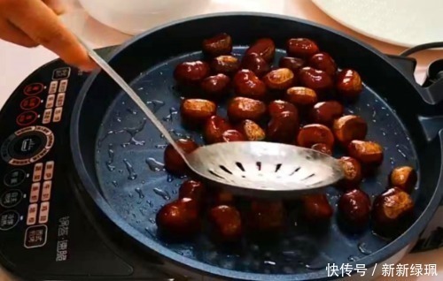 原来板栗壳难剥是用错水，学会这个方法，去皮干净不伤手