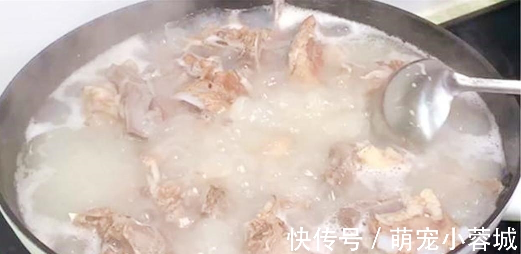炖羊肉汤|炖羊肉时，有人先焯水，有人直接炖，大厨：全都不对，教正确做法