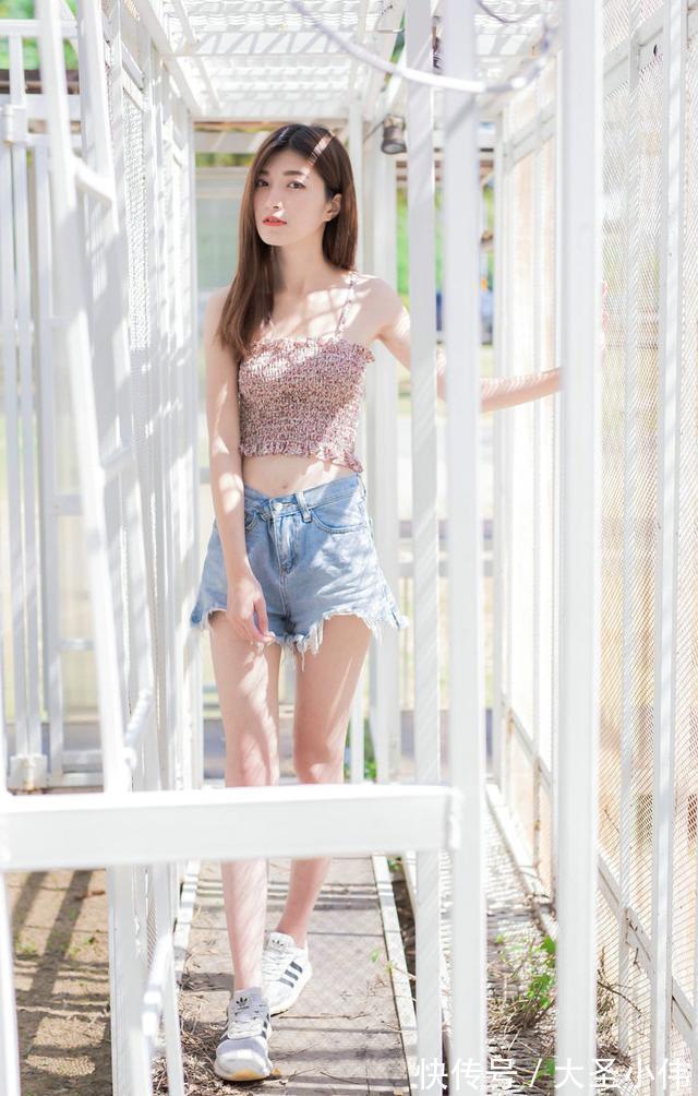 绑腿|美女街拍:时尚清爽干净的穿搭才会更吸引眼球,给人舒适的视觉感