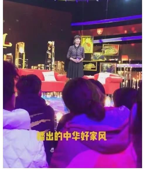 方琼主持节目时忘词，说了好几遍都不对，最后尴尬问工作人员