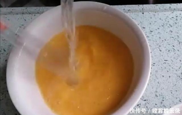 蒸鸡蛋羹时,千万别加水就蒸!牢记加一物,鸡蛋羹比豆腐脑还要嫩