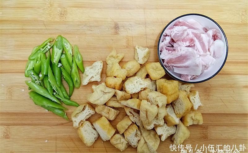 油豆腐的做法比肉还好吃,两碗米饭都不够!保你吃过就会爱上