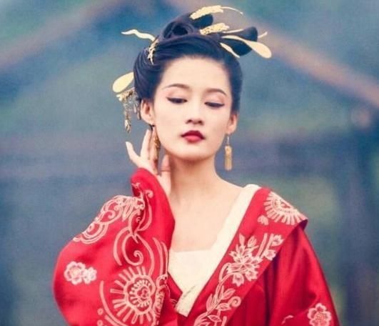 谭松韵跟李沁《跑男9》同框，都是30岁，生图下的颜值把我看愣了