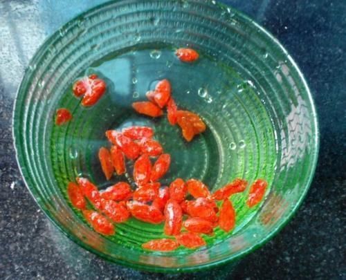 氨基酸|每天吃一小把枸杞,对身体有这么多好处?但血压高的人要注意